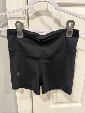 Excellent condition, Pre-owned Under Armour Heat Gear SM Running Short